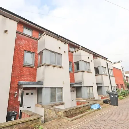 Two Bedroom Townhouse Walking Distance From Temple Meads * Bristol