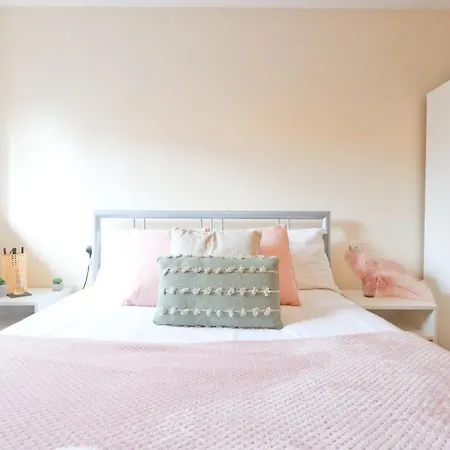 Two Bedroom Townhouse Walking Distance From Temple Meads *