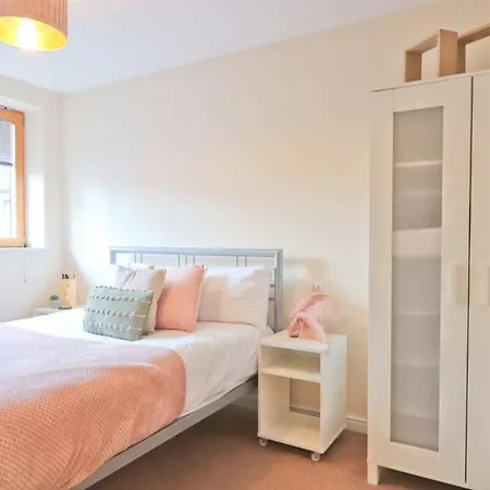 Two Bedroom Townhouse Walking Distance From Temple Meads Holiday home *